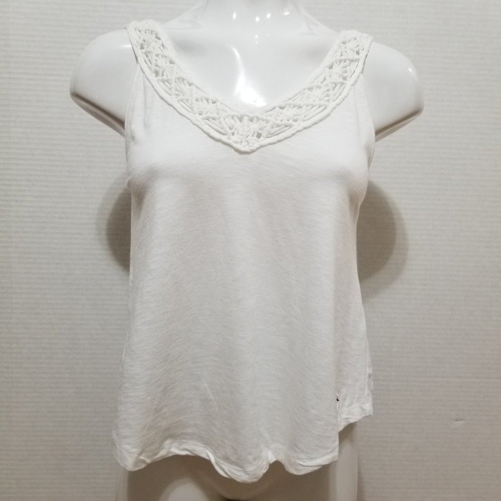 Hollister top XS sleeveless crochet embellished slub knit curved hem tank boho